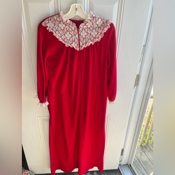 VTG 70s Long red Nightgown Housecoat lace collar & neckline & lace trim sleeves - Picture 5 of 11